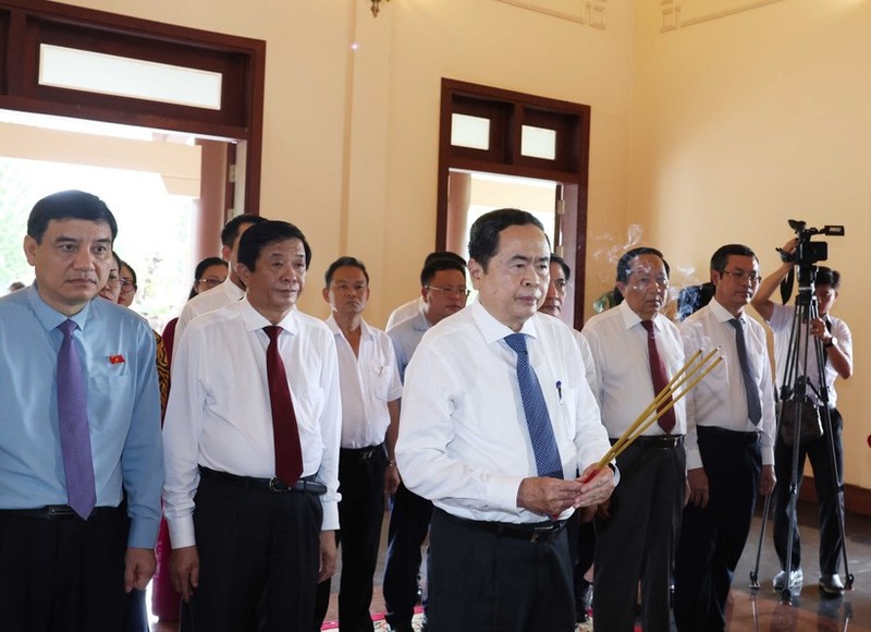 El presidente de la Asamblea Nacional de Vietnam, Tran Thanh Man, rindió homenaje hoy al difunto primer ministro, Vo Van Kiet. (Foto:VNA)