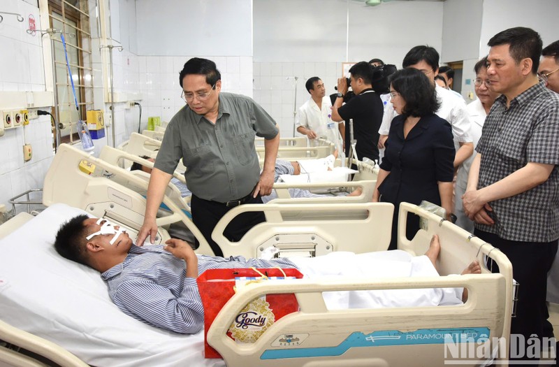 El premier vietnamita Pham Minh Chinh visita a los pacientes, que están siendo tratados en el Hospital General de Quang Ninh. (Foto: Nhan Dan)