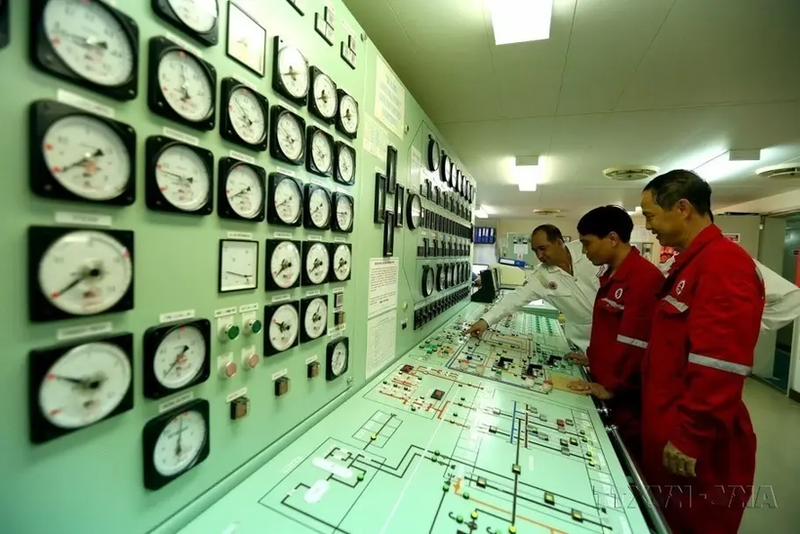 Expertos rusos y vietnamitas en la sala de control recibiendo y exportando petróleo a bordo del barco Vietsovpetro - 01. (Foto:VNA)