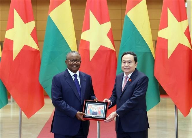 El presidente de la Asamblea Nacional de Vietnam, Tran Thanh Man, y el presidente de Guinea-Bissau, Umaro Sissoco Embaló. (Foto:VNA)