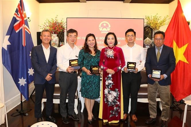 Nguyen Thi Thanh vicepresidenta de la Asamblea Nacional de Vietnam, con residentes connacionales en Australia. (Foto:VNA)