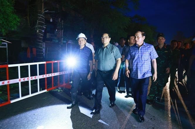 El primer ministro vietnamita, Pham Minh Chinh, inspecciona labores de prevención, control e implementación de soluciones en aras de superar las concecuencias del supertifón Yagi en Hai Phong. (Foto: VNA)