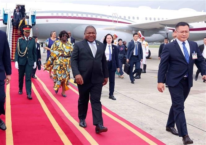 El presidente de Mozambique, Filipe Jacinto Nyusi, y su esposa llegaron a Hanoi. (Foto:VNA)