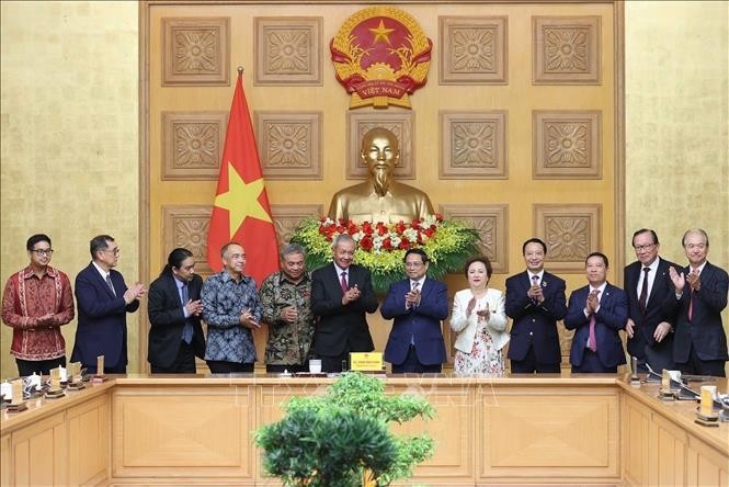 El primer ministro de Vietnam, Pham Minh Chinh, recibió al presidente del Consejo Asesor Empresarial de la Asociación de Naciones del Sudeste Asiático (Asean-BAC), Oudet Souvannavong. (Foto: VNA)