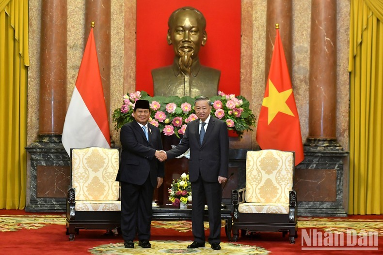 El secretario general del Partido Comunista y presidente de Vietnam, To Lam, y el presidente electo de Indonesia, Prabowo Subianto.