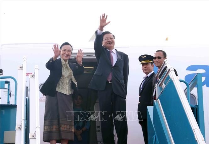 El secretario general del Partido Popular Revolucionario y presidente de Laos, Thongloun Sisoulith, y su esposa en el aeropuerto de Tan Son Nhat, Ciudad Ho Chi Minh. (Foto: VNA)