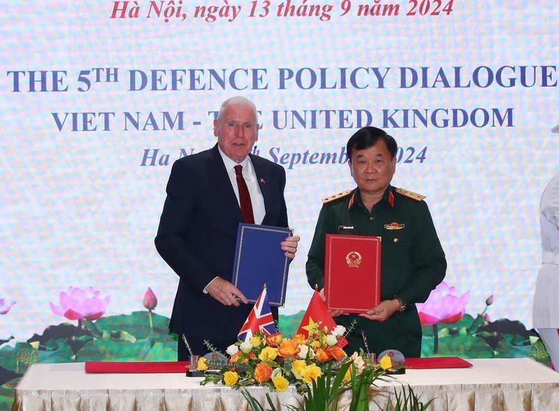 El viceministro de Defensa de Vietnam, el coronel general Hoang Xuan Chien, y el ministro de Estado de Defensa del Reino Unido, Vernon Coaker, firma el acta del diálogo. (Foto: VNA)