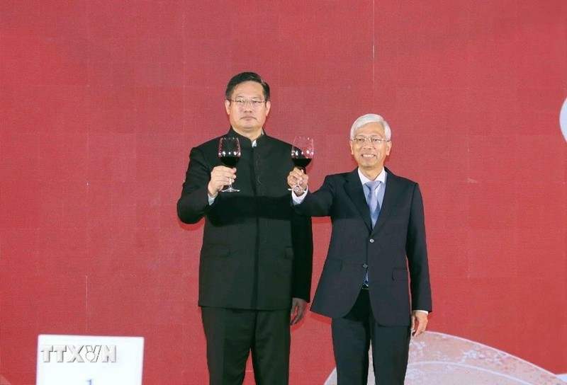 Vo Van Hoan, vicepresidente del Comité Popular de Ciudad Ho Chi Minh, Wei Huaxiang, cónsul general de Pekín en Ciudad Ho Chi Minh (Foto: thoidai.com.vn)