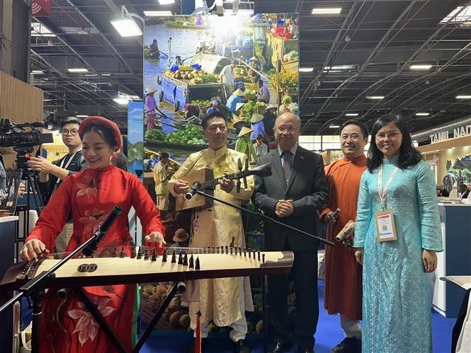 Una actuación de instrumentos folklóricos en el pabellón de Vietnam. (Foto: VNA)