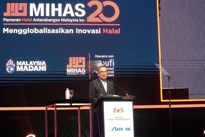 El primer ministro de Malasia, Anwar Ibrahim, pronuncia el discurso inaugural de la 20ª edición de la Exposición Internacional Halal de Malasia. (Foto: VNA)