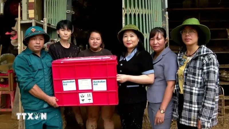 La vicepresidenta del Comité Popular de la provincia de Yen Bai, Vu Thi Hien, entrega apoyos del gobierno australiano a los pueblos de la comuna de Hong Ha el 13 de septiembre (Foto: VNA)