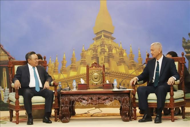 Anouphap Tounalom, presidente del Consejo Popular de Vientiane, recibe al presidente del Comité Popular municipal de Hanoi, Tran Si Thanh (Fuente: VNA)