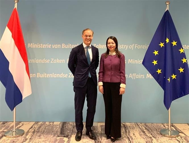 La viceministra de Relaciones Exteriores de Vietnam, Nguyen Minh Hang, y el príncipe Jaime de Borbón-Parma, embajador para el clima de los Países Bajos. (Foto:VNA)