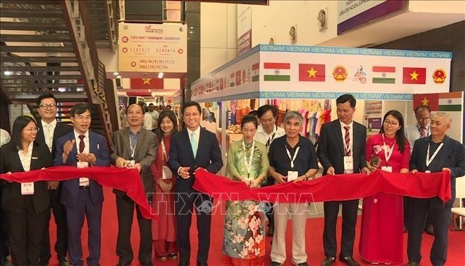 El embajador Nguyen Thanh Hai cortó la cinta para inaugurar el stand de Vietnam en la exposición. (Foto: VNA)