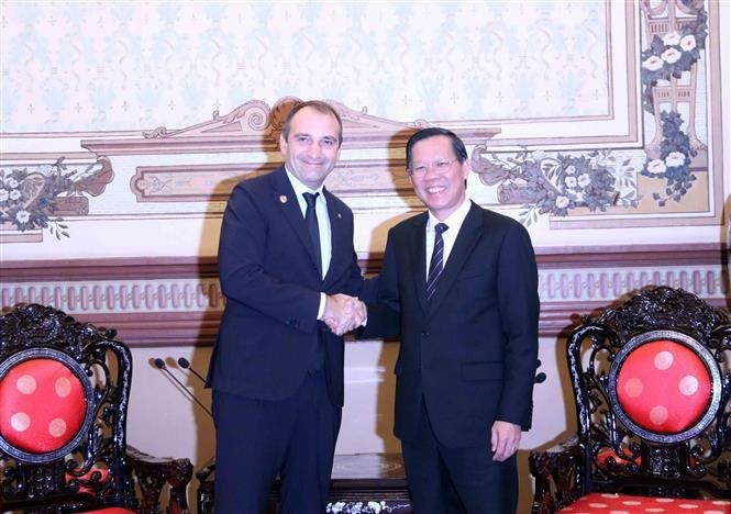 El presidente del Comité Popular de Ciudad Ho Chi Minh, Phan Van Mai (derecha), recibe al alcalde de Turín, Stefano Lo Russo. (Foto: VNA)