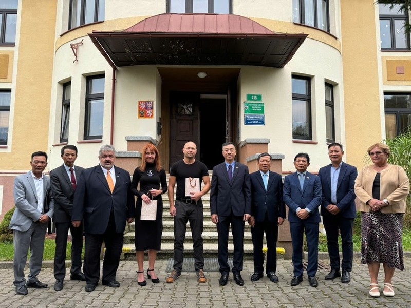 Los miembros de la Embajada de Vietnam en la República Checa posan para una foto de grupo con los líderes de la ciudad de Chrastava y la Junta directiva de la institución donde vivieron y estudiaron los cadetes vietnamitas durante el período 1956-1960. (Foto: VNA)