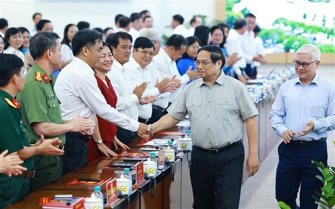 El primer ministro de Vietnam, Pham Minh Chinh, trabaja con las autoridades de Binh Duong. (Foto: VNA)