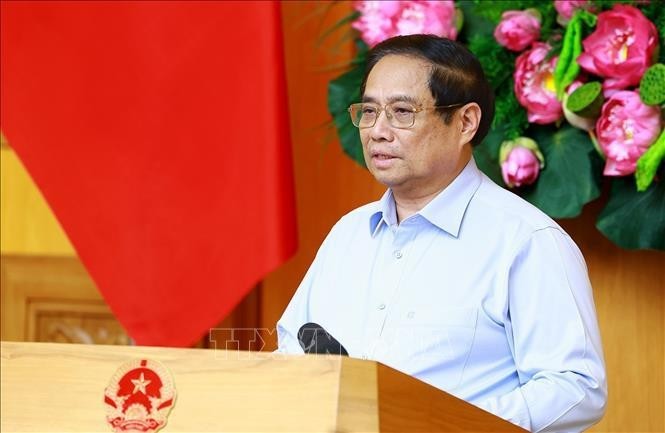 El primer ministro Pham Minh Chinh preside la reunión del Comité Directivo para revisar y abordar los problemas en documentos legales. (Foto: VNA)