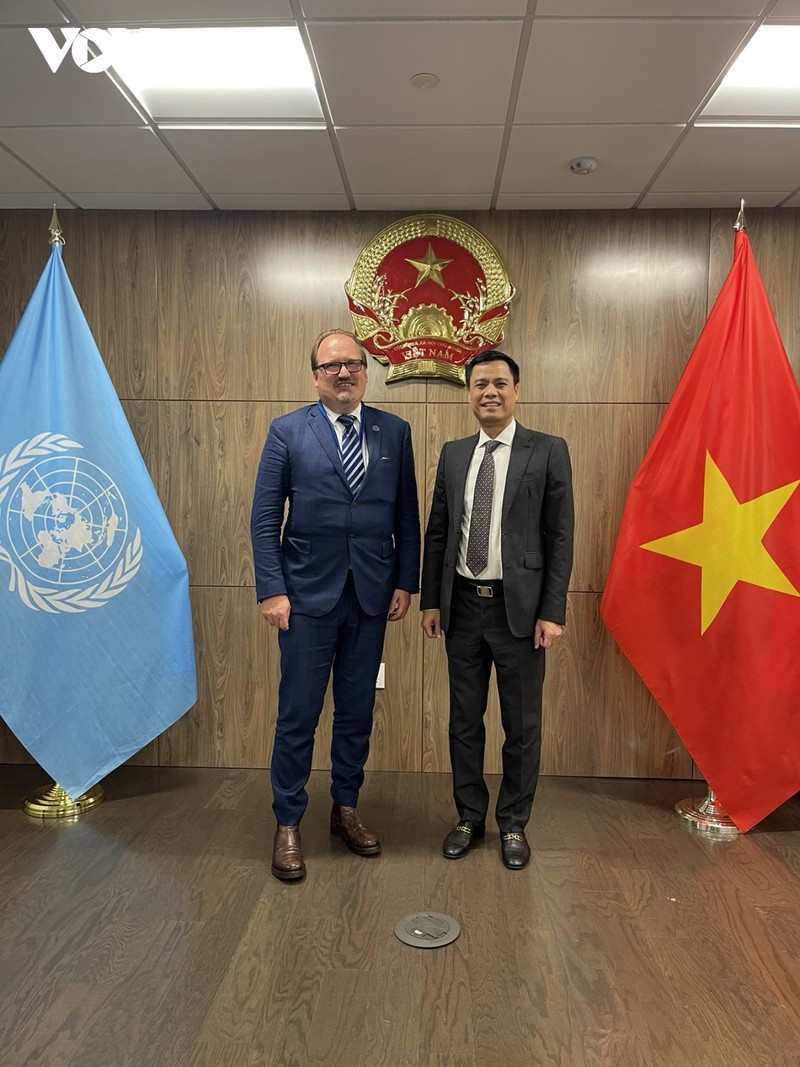 El embajador Dang Hoang Giang, jefe de la delegación de Vietnam ante las Naciones Unidas (ONU) y Andreas Schaal, director de Relaciones y Cooperación Globales de la OCDE en la reunión en Nueva York. (Foto: VOV)