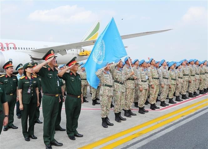 Líderes del Departamento de Operaciones de Mantenimiento de la Paz de Vietnam, representantes de las agencias del Ministerio de Defensa en la ceremonia de bienvenida de la segunda rotación de la unidad de ingeniería militar de regreso al país (Foto: VNA)