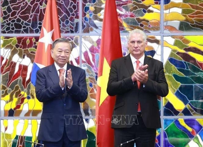 El secretario general del Partido Comunista de Vietnam y presidente del país, To Lam, y el presidente de Cuba, Miguel Díaz Canel Bermúdez, en la firma de documentos de cooperación entre ambos países. (Foto:VNA)