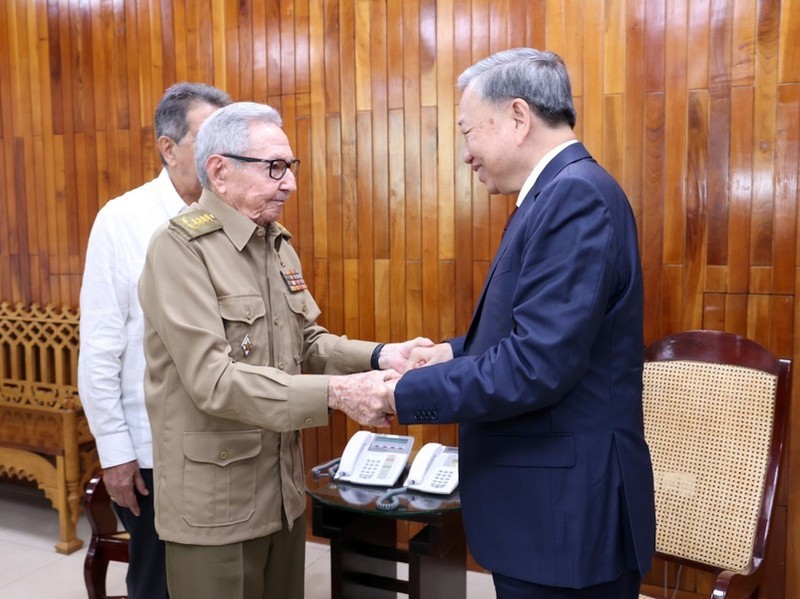 El secretario general del Comité Central del Partido Comunista de Vietnam y presidente del Estado, To Lam (izq.) y el líder de la revolución cubana, general Raúl Castro Ruz. (Foto: VNA)