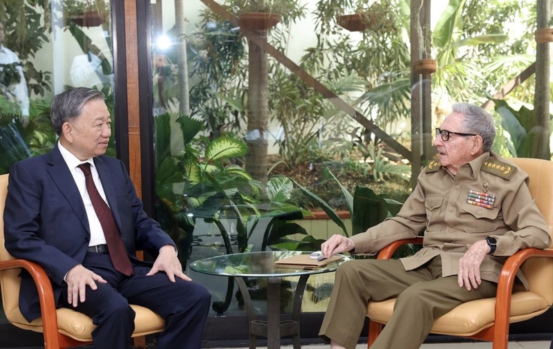 El secretario general del Partido Comunista de Vietnam y presidente del país, To Lam, se reúne con el líder de la Revolución Cubana, General de Ejército Raúl Castro Ruz.