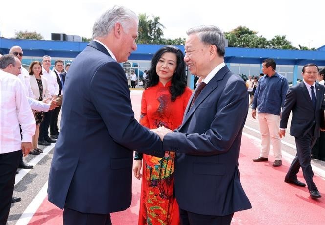 El primer secretario del Comité Central del Partido Comunista de Cuba y presidente del país, Miguel Díaz-Canel Bermúdez, despide al secretario general del Partido Comunista y presidente de Vietnam, To Lam, y su esposa en el Aeropuerto Internacional José Martí en La Habana. (Foto:VNA)