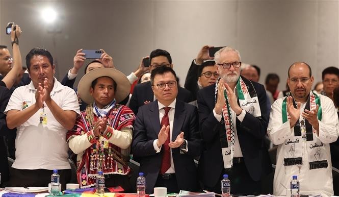 El miembro del Comité Central del Partido Comunista de Vietnam y el subjefe de su Comisión de Propaganda y Educación, Le Quoc Minh, (en el centro) participa en la XXVIII conferencia internacional “Partidos políticos y una nueva sociedad” en la Ciudad de México. (Foto: VNA)