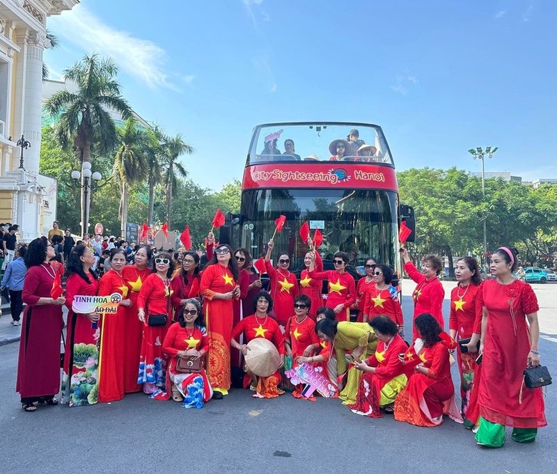 Las mujeres vietnamitas llevan puestas los Ao Dai y disfrutan del recorrido turístico en autobús de dos pisos (Foto: hanoimoi.vn)