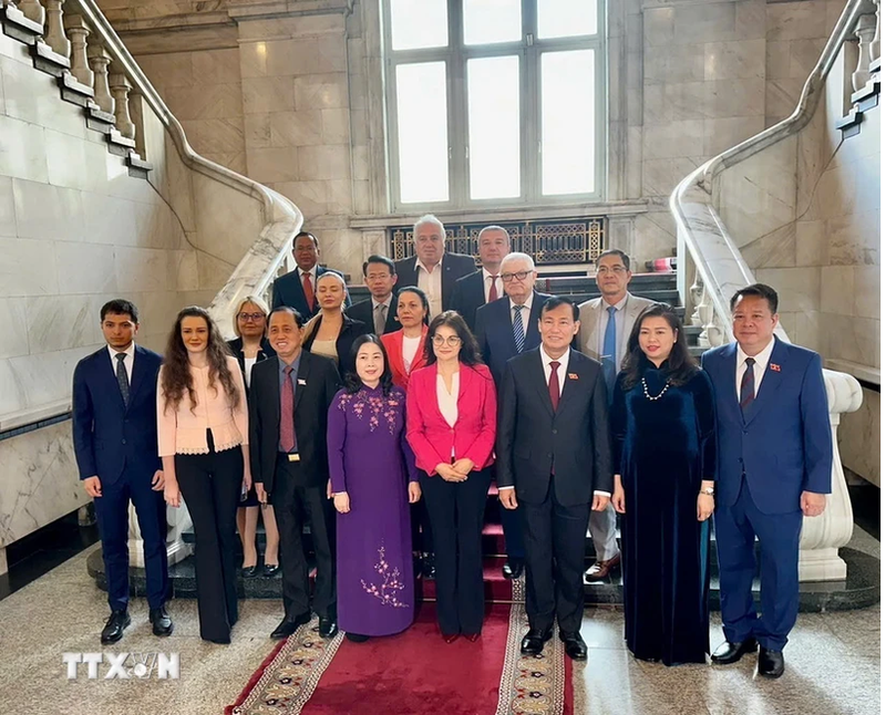 La delegación vietnamita se toma una foto de recuerdo con la vicepresidenta de la Asamblea Nacional y titular del Grupo Parlamentario de la Amistad Bulgaria-Vietnam, Rositsa Lyubenova Kirova. (Foto:VNA)