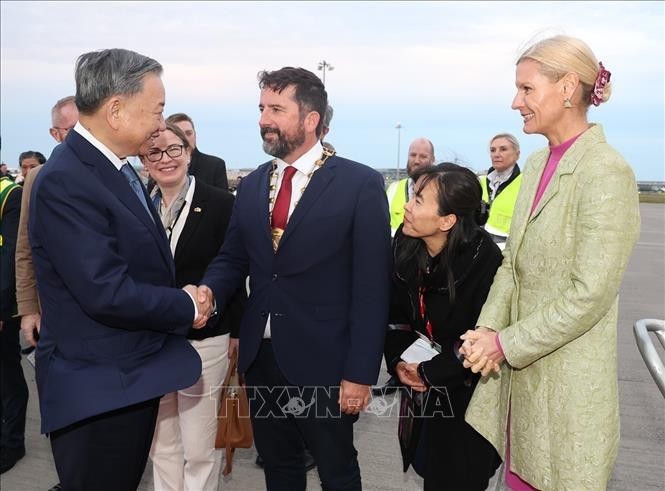 Acto de despedida al secretario general del Partido Comunista y presidente de Vietnam, To Lam, en el aeropuerto de Dublín. (Foto: VNA)