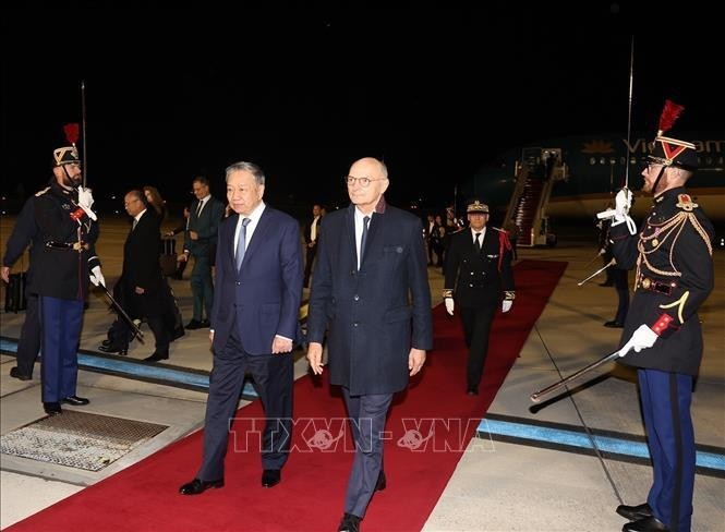 El secretario general del Partido Comunista y presidente de Vietnam, To Lam, llega al aeropuerto de Orly, París. (Foto: VNA)