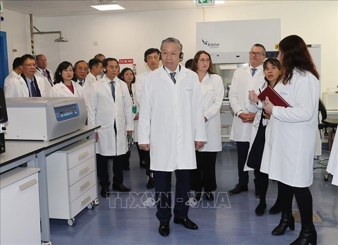 El secretario general del Partido Comunista de Vietnam (PCV) y presidente del país, To Lam, visita el Instituto Nacional de Investigación y Capacitación en Bioprocesamiento de Irlanda. (Foto: VNA)