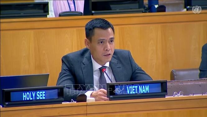 El embajador Dang Hoang Giang, jefe de la misión permanente de Vietnam ante la ONU, pronuncia un discurso en la sesión inaugural y debate general anual de la Comisión de Asuntos Sociales, Humanitarios y Culturales (Foto: VNA)