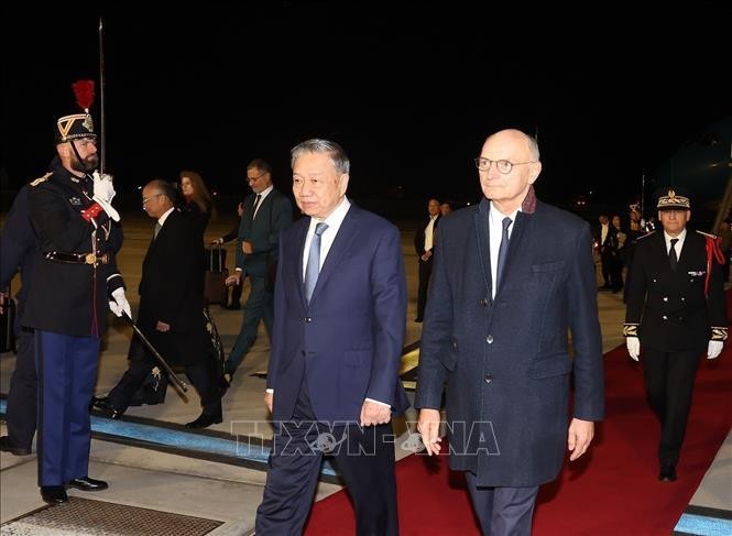 El secretario general del Partido Comunista de Vietnam y presidente del país, To Lam (izquierda), llega al aeropuerto de Orly en París, Francia. (Foto: VNA)