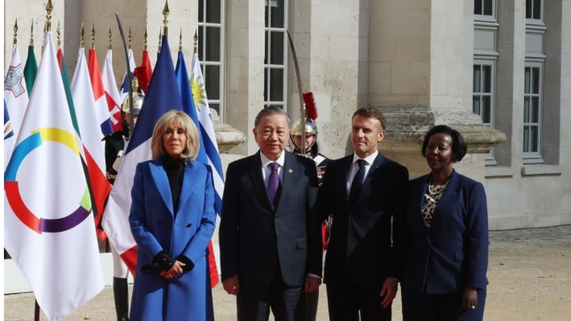 El presidente de Francia, Emmanuel Macron, y la secretaria general de la Organización Internacional de la Francofonía, reciben al secretario general del PCV y presidente de Vietnam, To Lam.