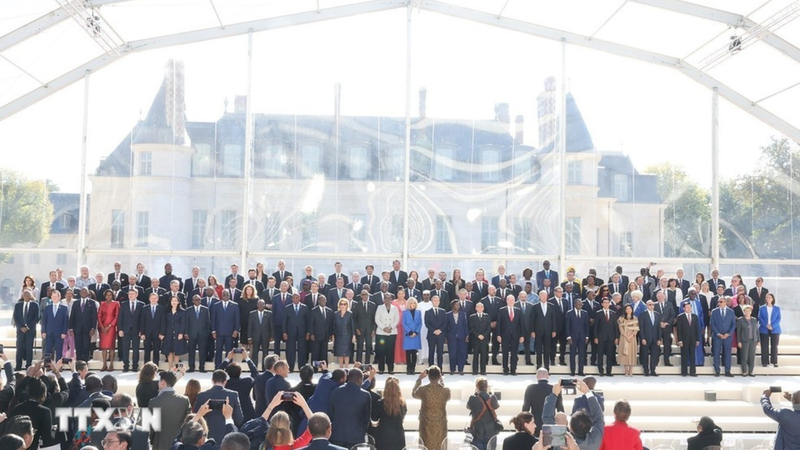 El secretario general del PCV y presidente de Vietnam, To Lam, el presidente de Francia, Emmanuel Macron, los jefes de delegaciones de los países miembros de la comunidad francófona y los invitados.