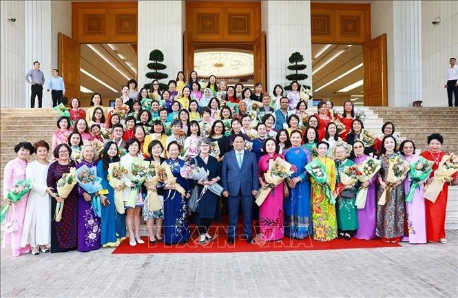 El primer ministro Pham Minh Chinh y delegadas de la conferencia de la Red Internacional de Mujeres Ingenieras y Científicas en Asia-Pacífico, así como líderes de la Asociación de Mujeres Intelectuales de Vietnam, posan para una foto grupal. (Foto: VNA)