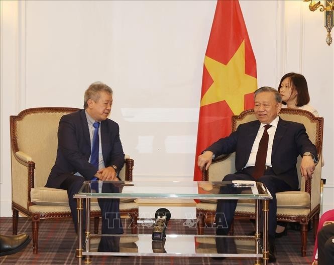 El secretario general del Partido Comunista y presidente de Vietnam, To Lam (derecha), recibe al presidente de la Asociación de Amistad Francia-Vietnam, Nguyen Hai Nam. (Foto: VNA)