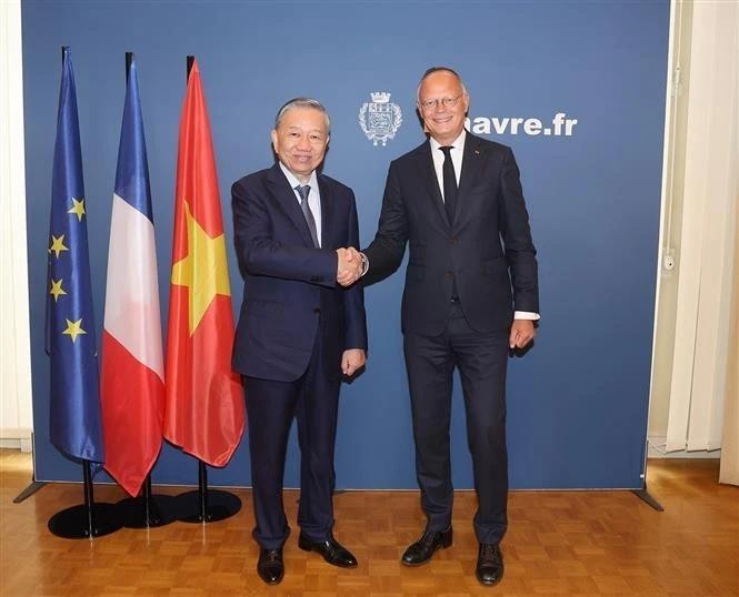 El secretario general del PCV y presidente de Vietnam, To Lam, y el alcalde de la ciudad francesa, Édouard Philippe