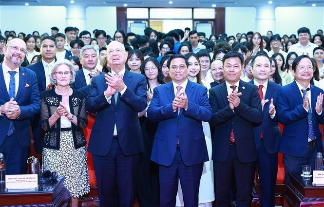 El primer ministro Pham Minh Chinh, el fundador y presidente ejecutivo del FEM, Klaus Schwab, y casi 500 estudiantes de universidades en Hanói (Foto: VNA)