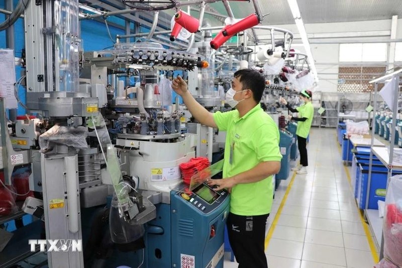 En una empresa de inversión surcoreana en Vietnam (Foto: VNA)