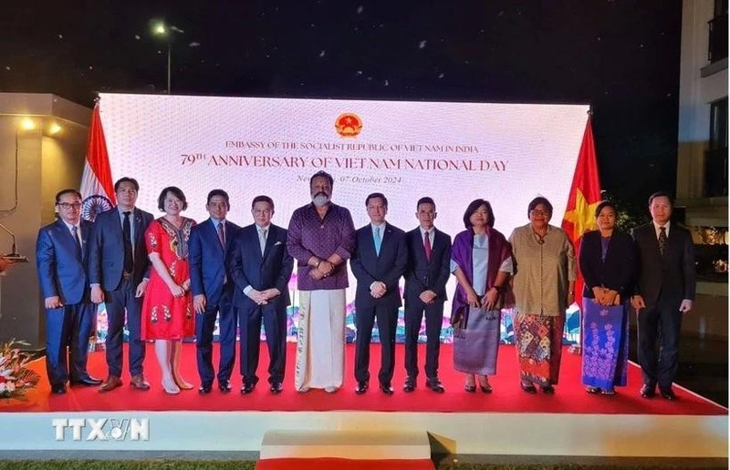 El embajador de Vietnam en la India, Nguyen Thanh Hai, y funcionarios indios y de la Asean. (Foto: VNA)