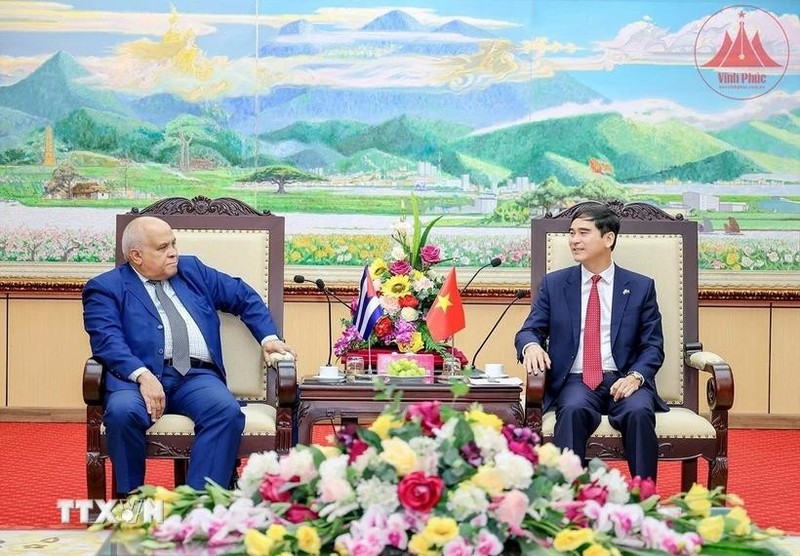 En el encuentro entre el embajador de La Habana en Vietnam, Orlando Nicolás Hernández Guillén y el secretario del comité partidista en la provincia de Vinh Phuc, Duong Van An (Foto: VNA)