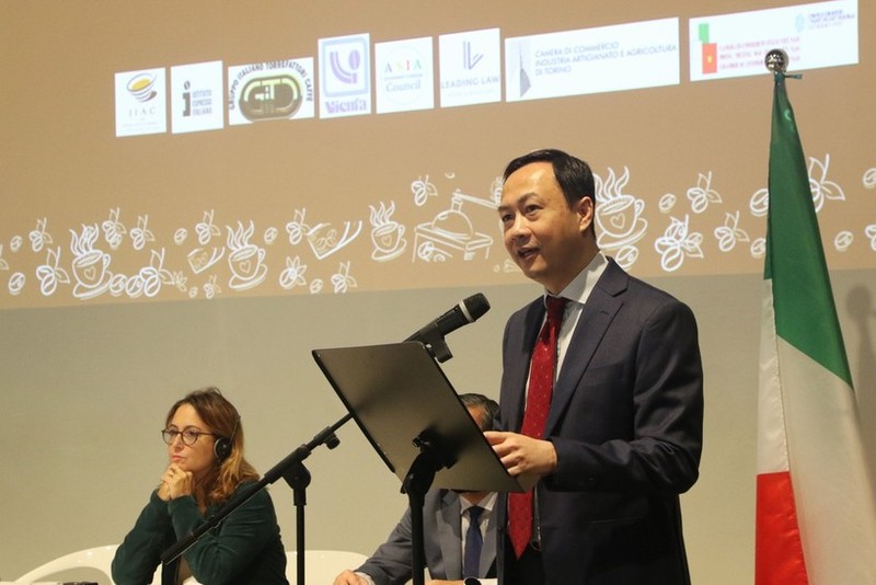 El embajador vietnamita en Italia, Duong Hai Hung, interviene en el evento (Foto: VNA)