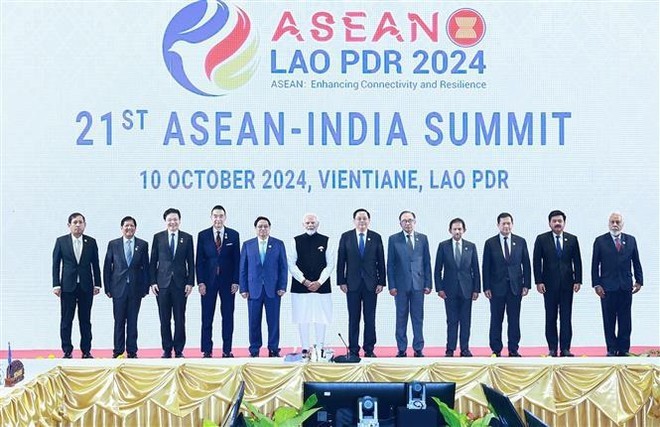 Líderes de países participantes en la Cumbre 21 ASEAN-Indiaa. (Foto: VNA)