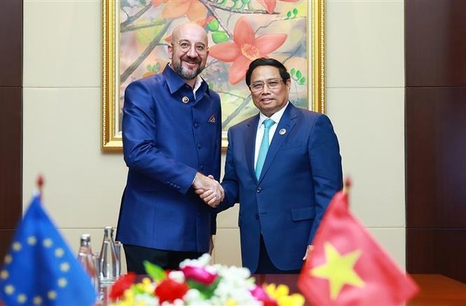 El primer ministro de Vietnam, Pham Minh Chinh (en la derecha),y el presidente del Consejo Europeo (CE), Charles Michel. (Foto: VNA)