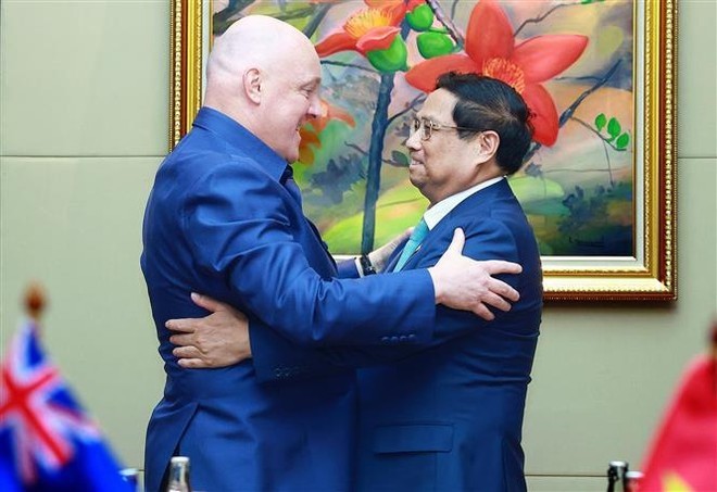 El primer ministro vietnamita, Pham Minh Chinh (en la derecha), y su homólogo neozelandés, Christopher Luxon. (Foto: VNA)