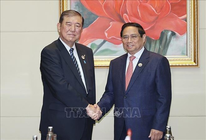 El primer ministro de Vietnam, Pham Minh Chinh (en la derecha), y su par japonés, Shigeru Ishiba. (Foto: VNA)